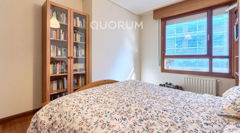 Vivienda única e inusual por su tipología y entorno. Dúplex de 3 dormitorios y 2 baños, con balcón y despensa-trastero. Frente a la ría. Para entrar a vivir.