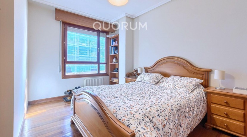 Vivienda única e inusual por su tipología y entorno. Dúplex de 3 dormitorios y 2 baños, con balcón y despensa-trastero. Frente a la ría. Para entrar a vivir.