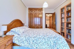Vivienda única e inusual por su tipología y entorno. Dúplex de 3 dormitorios y 2 baños, con balcón y despensa-trastero. Frente a la ría. Para entrar a vivir.