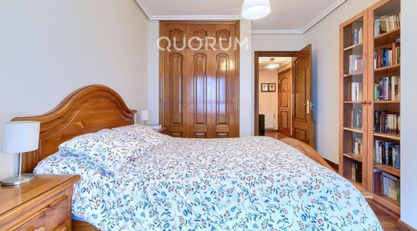 Vivienda única e inusual por su tipología y entorno. Dúplex de 3 dormitorios y 2 baños, con balcón y despensa-trastero. Frente a la ría. Para entrar a vivir.