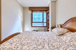 Vivienda única e inusual por su tipología y entorno. Dúplex de 3 dormitorios y 2 baños, con balcón y despensa-trastero. Frente a la ría. Para entrar a vivir.