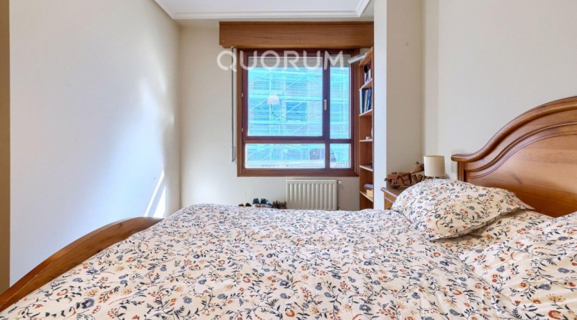 Vivienda única e inusual por su tipología y entorno. Dúplex de 3 dormitorios y 2 baños, con balcón y despensa-trastero. Frente a la ría. Para entrar a vivir.