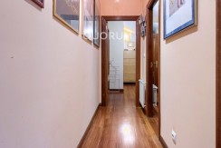Vivienda única e inusual por su tipología y entorno. Dúplex de 3 dormitorios y 2 baños, con balcón y despensa-trastero. Frente a la ría. Para entrar a vivir.