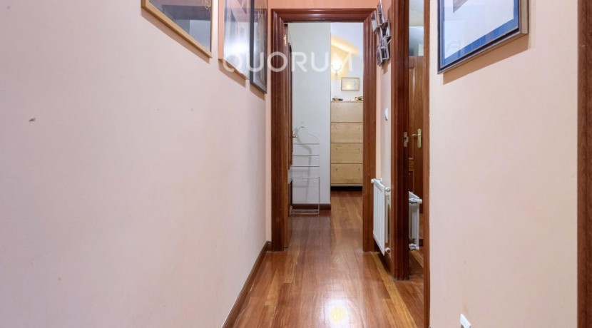 Vivienda única e inusual por su tipología y entorno. Dúplex de 3 dormitorios y 2 baños, con balcón y despensa-trastero. Frente a la ría. Para entrar a vivir.