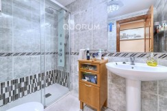 Vivienda única e inusual por su tipología y entorno. Dúplex de 3 dormitorios y 2 baños, con balcón y despensa-trastero. Frente a la ría. Para entrar a vivir.