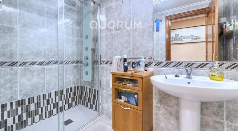 Vivienda única e inusual por su tipología y entorno. Dúplex de 3 dormitorios y 2 baños, con balcón y despensa-trastero. Frente a la ría. Para entrar a vivir.