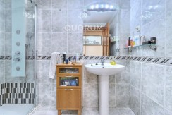 Vivienda única e inusual por su tipología y entorno. Dúplex de 3 dormitorios y 2 baños, con balcón y despensa-trastero. Frente a la ría. Para entrar a vivir.