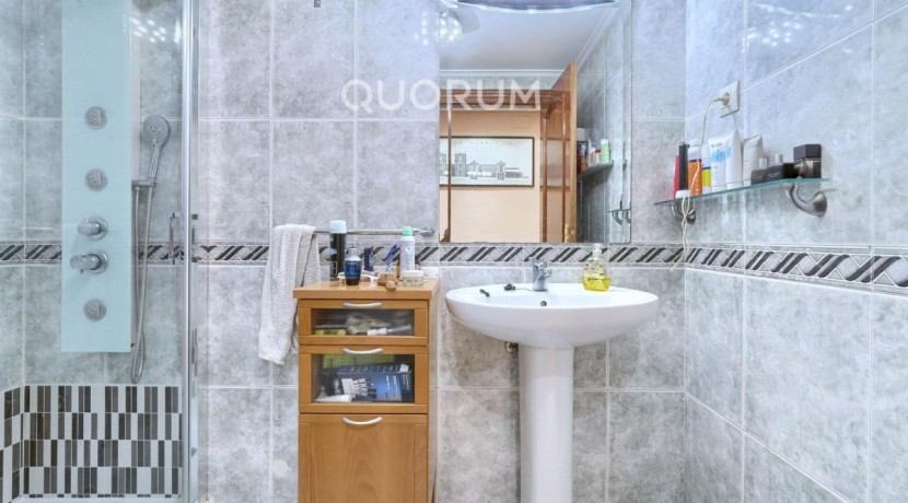 Vivienda única e inusual por su tipología y entorno. Dúplex de 3 dormitorios y 2 baños, con balcón y despensa-trastero. Frente a la ría. Para entrar a vivir.