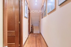 Vivienda única e inusual por su tipología y entorno. Dúplex de 3 dormitorios y 2 baños, con balcón y despensa-trastero. Frente a la ría. Para entrar a vivir.