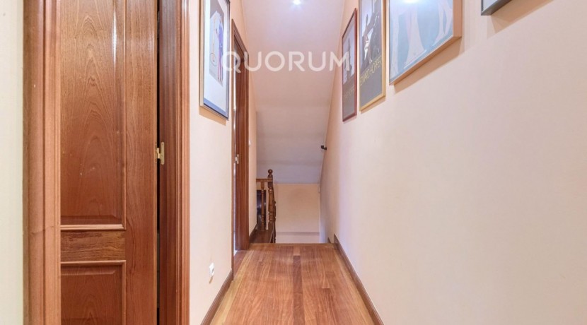 Vivienda única e inusual por su tipología y entorno. Dúplex de 3 dormitorios y 2 baños, con balcón y despensa-trastero. Frente a la ría. Para entrar a vivir.