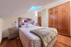 Vivienda única e inusual por su tipología y entorno. Dúplex de 3 dormitorios y 2 baños, con balcón y despensa-trastero. Frente a la ría. Para entrar a vivir.