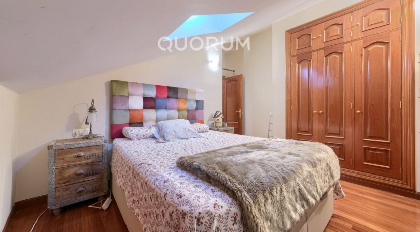 Vivienda única e inusual por su tipología y entorno. Dúplex de 3 dormitorios y 2 baños, con balcón y despensa-trastero. Frente a la ría. Para entrar a vivir.