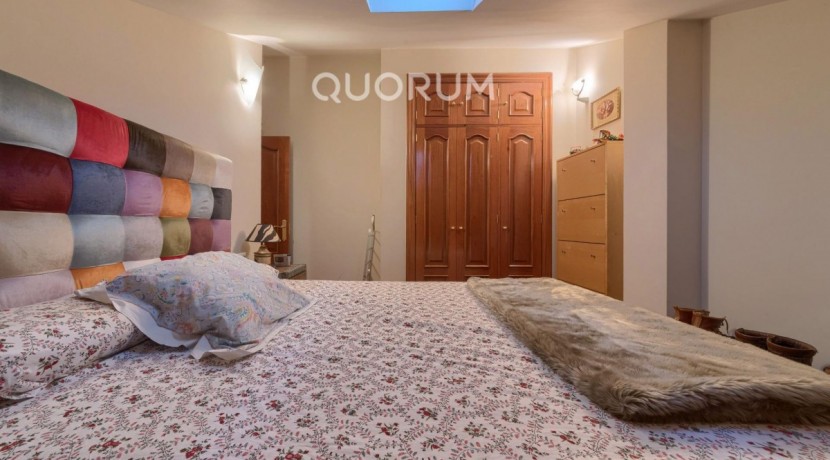 Vivienda única e inusual por su tipología y entorno. Dúplex de 3 dormitorios y 2 baños, con balcón y despensa-trastero. Frente a la ría. Para entrar a vivir.