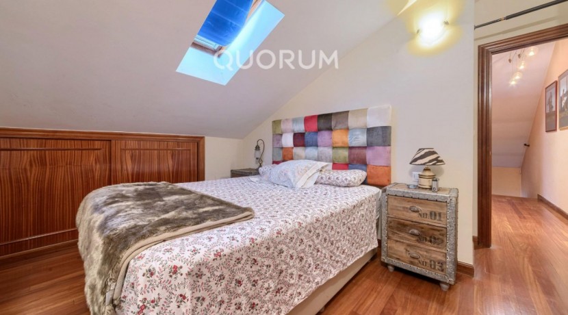 Vivienda única e inusual por su tipología y entorno. Dúplex de 3 dormitorios y 2 baños, con balcón y despensa-trastero. Frente a la ría. Para entrar a vivir.