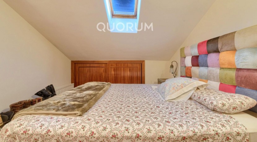 Vivienda única e inusual por su tipología y entorno. Dúplex de 3 dormitorios y 2 baños, con balcón y despensa-trastero. Frente a la ría. Para entrar a vivir.