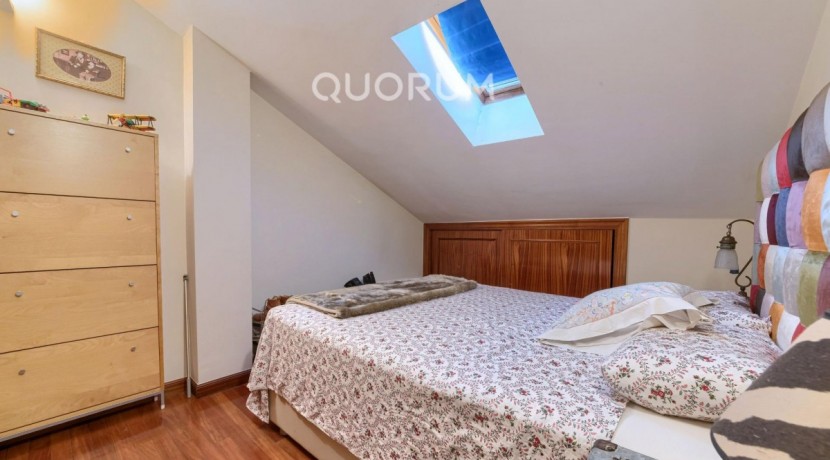 Vivienda única e inusual por su tipología y entorno. Dúplex de 3 dormitorios y 2 baños, con balcón y despensa-trastero. Frente a la ría. Para entrar a vivir.