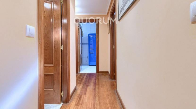 Vivienda única e inusual por su tipología y entorno. Dúplex de 3 dormitorios y 2 baños, con balcón y despensa-trastero. Frente a la ría. Para entrar a vivir.