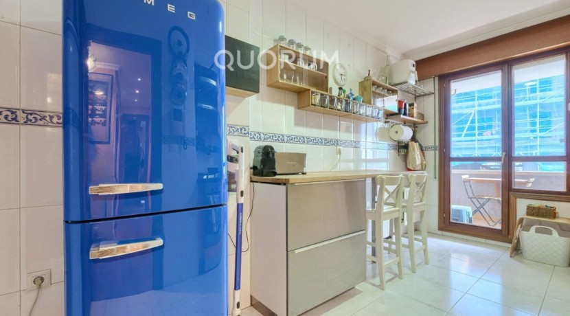 Vivienda única e inusual por su tipología y entorno. Dúplex de 3 dormitorios y 2 baños, con balcón y despensa-trastero. Frente a la ría. Para entrar a vivir.