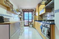 Vivienda única e inusual por su tipología y entorno. Dúplex de 3 dormitorios y 2 baños, con balcón y despensa-trastero. Frente a la ría. Para entrar a vivir.
