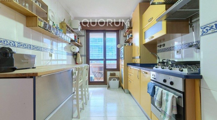 Vivienda única e inusual por su tipología y entorno. Dúplex de 3 dormitorios y 2 baños, con balcón y despensa-trastero. Frente a la ría. Para entrar a vivir.