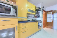 Vivienda única e inusual por su tipología y entorno. Dúplex de 3 dormitorios y 2 baños, con balcón y despensa-trastero. Frente a la ría. Para entrar a vivir.