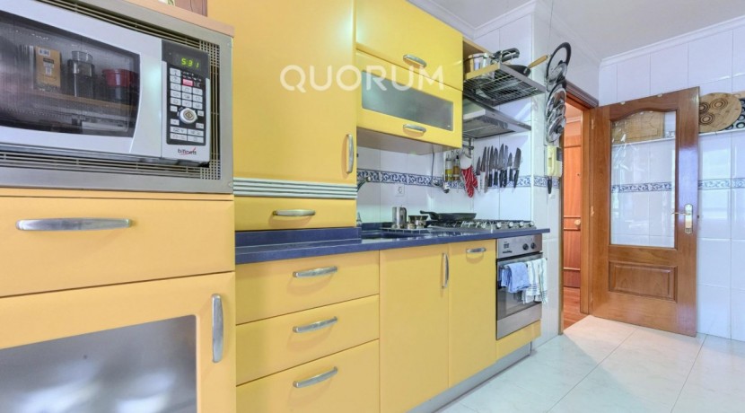 Vivienda única e inusual por su tipología y entorno. Dúplex de 3 dormitorios y 2 baños, con balcón y despensa-trastero. Frente a la ría. Para entrar a vivir.