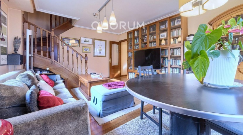 Vivienda única e inusual por su tipología y entorno. Dúplex de 3 dormitorios y 2 baños, con balcón y despensa-trastero. Frente a la ría. Para entrar a vivir.