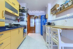 Vivienda única e inusual por su tipología y entorno. Dúplex de 3 dormitorios y 2 baños, con balcón y despensa-trastero. Frente a la ría. Para entrar a vivir.