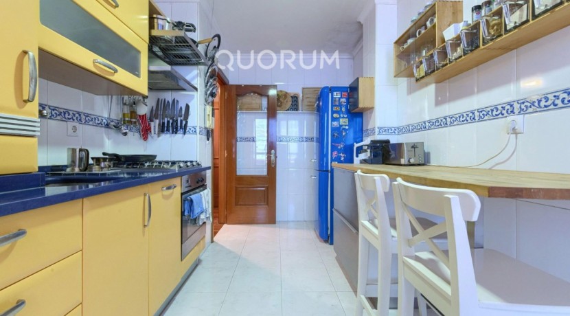 Vivienda única e inusual por su tipología y entorno. Dúplex de 3 dormitorios y 2 baños, con balcón y despensa-trastero. Frente a la ría. Para entrar a vivir.