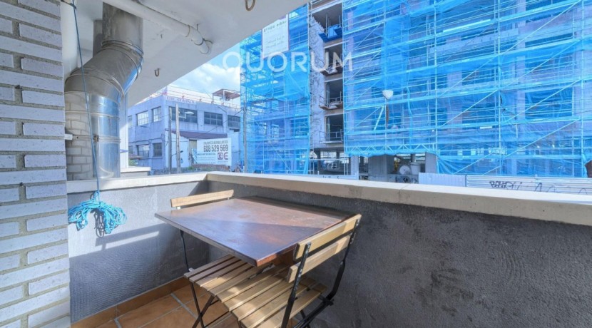 Vivienda única e inusual por su tipología y entorno. Dúplex de 3 dormitorios y 2 baños, con balcón y despensa-trastero. Frente a la ría. Para entrar a vivir.