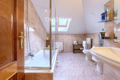 Vivienda única e inusual por su tipología y entorno. Dúplex de 3 dormitorios y 2 baños, con balcón y despensa-trastero. Frente a la ría. Para entrar a vivir.