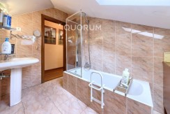 Vivienda única e inusual por su tipología y entorno. Dúplex de 3 dormitorios y 2 baños, con balcón y despensa-trastero. Frente a la ría. Para entrar a vivir.