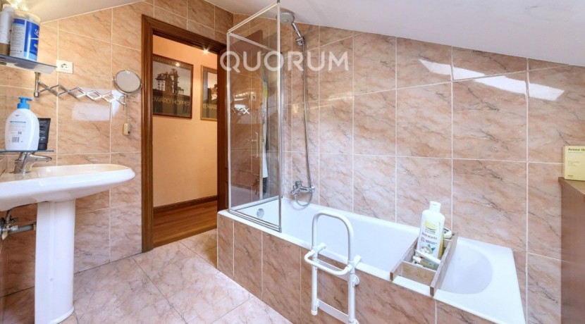 Vivienda única e inusual por su tipología y entorno. Dúplex de 3 dormitorios y 2 baños, con balcón y despensa-trastero. Frente a la ría. Para entrar a vivir.