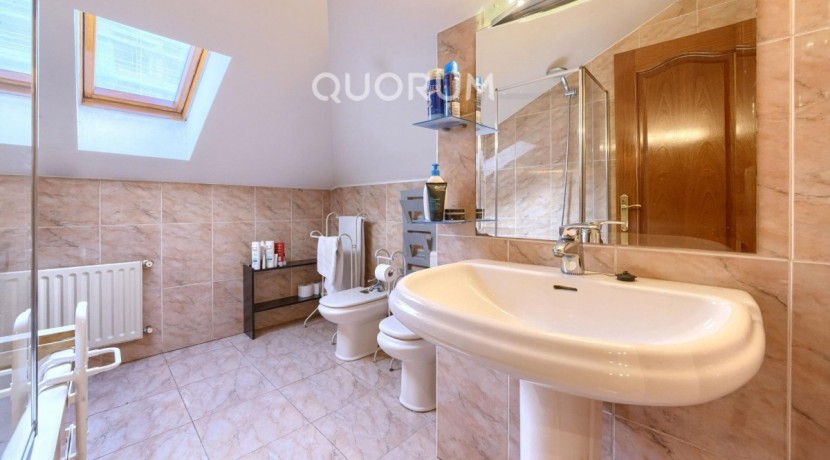 Vivienda única e inusual por su tipología y entorno. Dúplex de 3 dormitorios y 2 baños, con balcón y despensa-trastero. Frente a la ría. Para entrar a vivir.