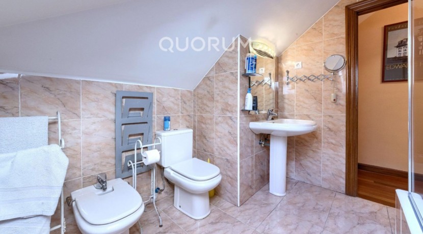 Vivienda única e inusual por su tipología y entorno. Dúplex de 3 dormitorios y 2 baños, con balcón y despensa-trastero. Frente a la ría. Para entrar a vivir.
