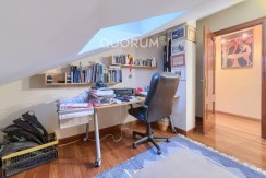 Vivienda única e inusual por su tipología y entorno. Dúplex de 3 dormitorios y 2 baños, con balcón y despensa-trastero. Frente a la ría. Para entrar a vivir.