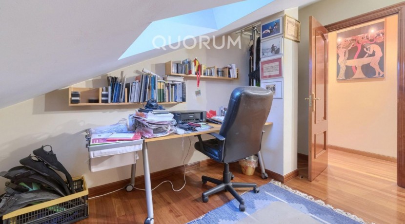 Vivienda única e inusual por su tipología y entorno. Dúplex de 3 dormitorios y 2 baños, con balcón y despensa-trastero. Frente a la ría. Para entrar a vivir.