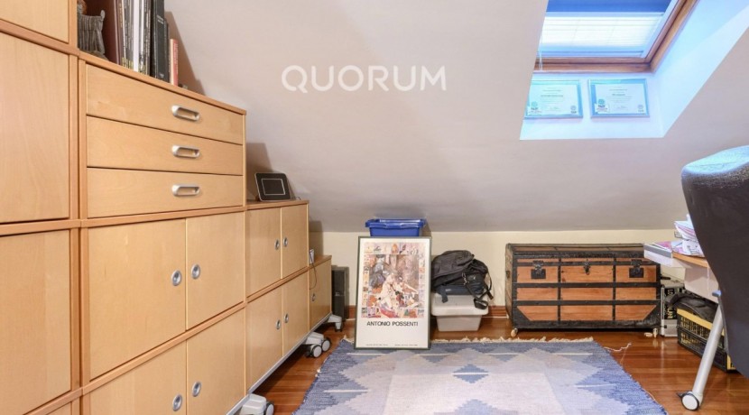 Vivienda única e inusual por su tipología y entorno. Dúplex de 3 dormitorios y 2 baños, con balcón y despensa-trastero. Frente a la ría. Para entrar a vivir.