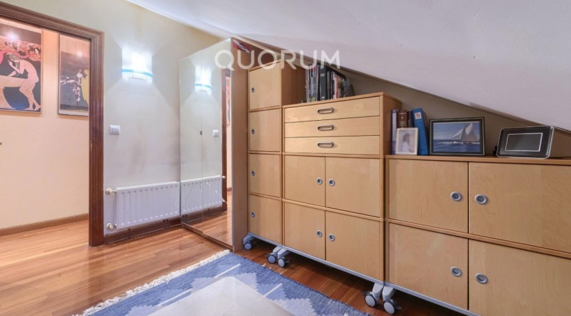 Vivienda única e inusual por su tipología y entorno. Dúplex de 3 dormitorios y 2 baños, con balcón y despensa-trastero. Frente a la ría. Para entrar a vivir.