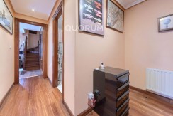 Vivienda única e inusual por su tipología y entorno. Dúplex de 3 dormitorios y 2 baños, con balcón y despensa-trastero. Frente a la ría. Para entrar a vivir.