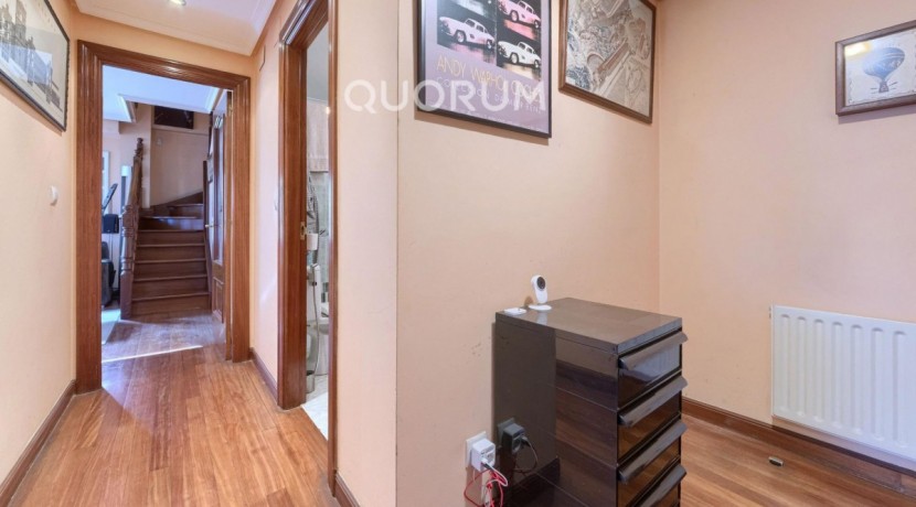 Vivienda única e inusual por su tipología y entorno. Dúplex de 3 dormitorios y 2 baños, con balcón y despensa-trastero. Frente a la ría. Para entrar a vivir.