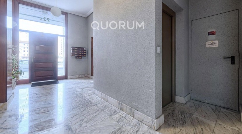 Vivienda única e inusual por su tipología y entorno. Dúplex de 3 dormitorios y 2 baños, con balcón y despensa-trastero. Frente a la ría. Para entrar a vivir.