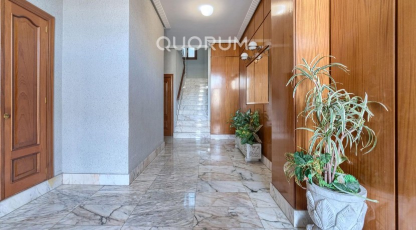 Vivienda única e inusual por su tipología y entorno. Dúplex de 3 dormitorios y 2 baños, con balcón y despensa-trastero. Frente a la ría. Para entrar a vivir.