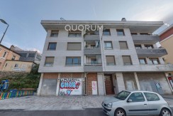 Vivienda única e inusual por su tipología y entorno. Dúplex de 3 dormitorios y 2 baños, con balcón y despensa-trastero. Frente a la ría. Para entrar a vivir.