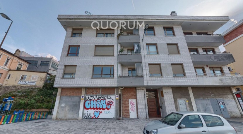 Vivienda única e inusual por su tipología y entorno. Dúplex de 3 dormitorios y 2 baños, con balcón y despensa-trastero. Frente a la ría. Para entrar a vivir.