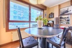 Vivienda única e inusual por su tipología y entorno. Dúplex de 3 dormitorios y 2 baños, con balcón y despensa-trastero. Frente a la ría. Para entrar a vivir.