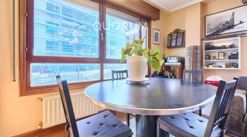 Vivienda única e inusual por su tipología y entorno. Dúplex de 3 dormitorios y 2 baños, con balcón y despensa-trastero. Frente a la ría. Para entrar a vivir.