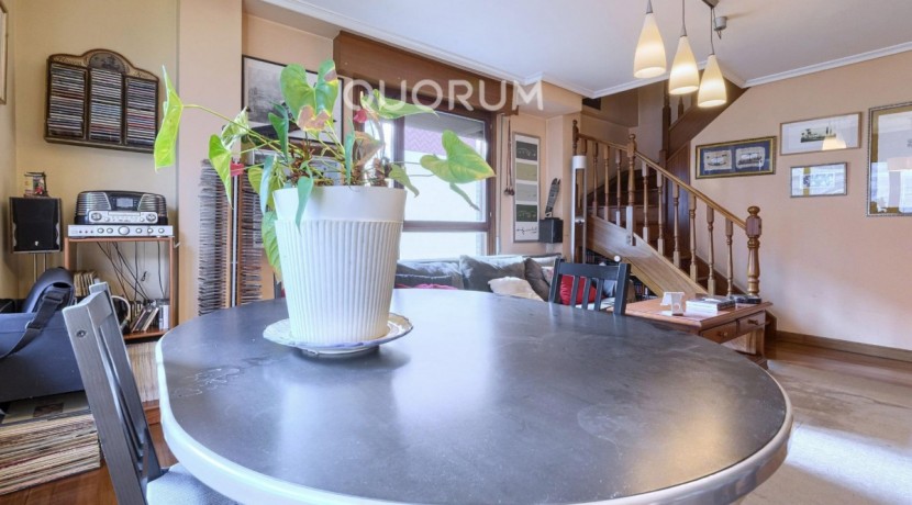 Vivienda única e inusual por su tipología y entorno. Dúplex de 3 dormitorios y 2 baños, con balcón y despensa-trastero. Frente a la ría. Para entrar a vivir.