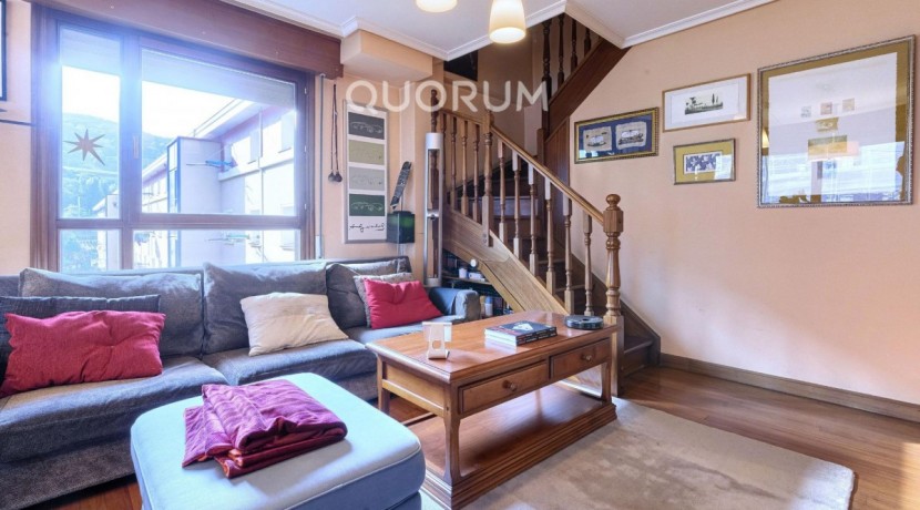 Vivienda única e inusual por su tipología y entorno. Dúplex de 3 dormitorios y 2 baños, con balcón y despensa-trastero. Frente a la ría. Para entrar a vivir.