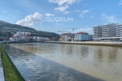 Vivienda única e inusual por su tipología y entorno. Dúplex de 3 dormitorios y 2 baños, con balcón y despensa-trastero. Frente a la ría. Para entrar a vivir.
